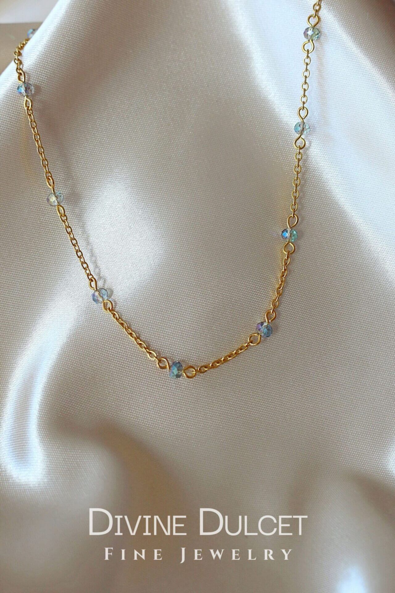 Zarter 18 Karat Gold Choker mit irisierenden Himmelblau-Kristallen