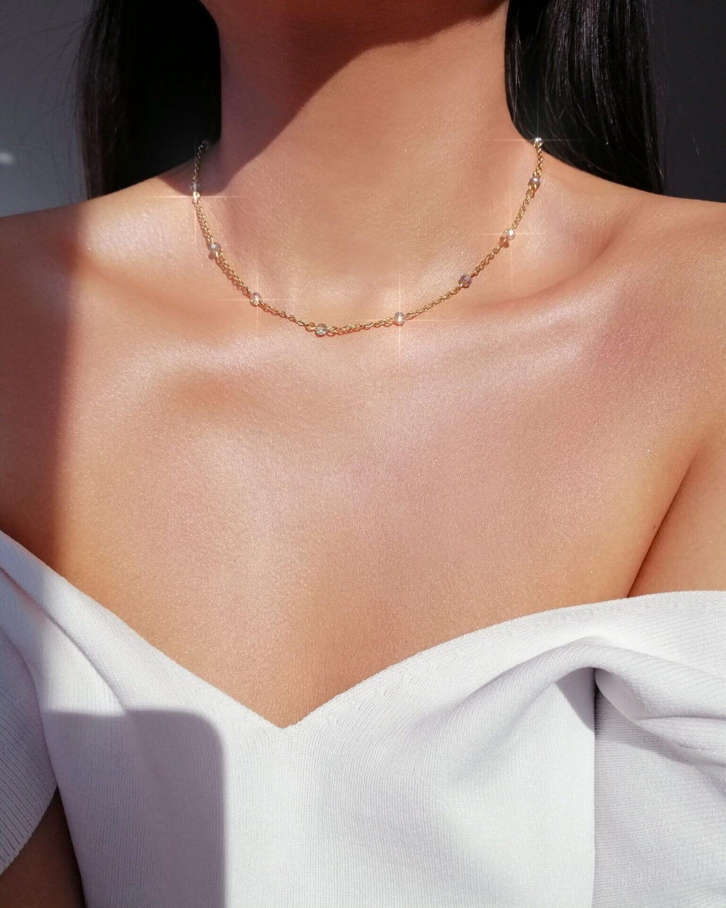 Zarter 18 Karat Gold Choker mit irisierenden Himmelblau-Kristallen